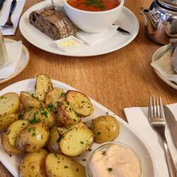 ...sehr feines Mittagessen 🤤