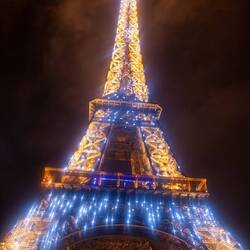 Tour Eiffel leuchtete zu jeder voller Stunde so, und damit auch um das neue Jahr 2012 zu begrüßen