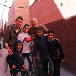 gleich vor unserem Riad haben wir diesen Jungs einen kleinen FCA Ball geschenkt. Sie freuten sich