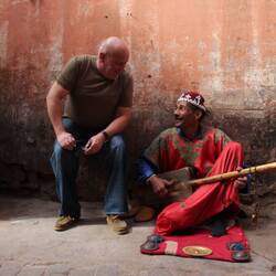 Vater vom Max hat sich gleich angefreundet mit heimischem Musiker..