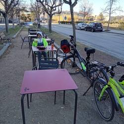 Es ist kalt im Schatten, das Essen kühlt sofort aus.