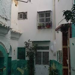 Links Eingang zur Synagoge, rechts zur Moschee