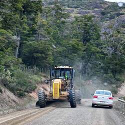 Diese Maschinen (Grader) "glätten" die Strasse, oder versuchen es zumindest