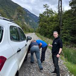 Zwei hackeln, einer schaut zu und eine fotografiert