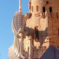 Details, Treppen hinter den Fassaden, verschiedene Steinarten an einem Gebäude