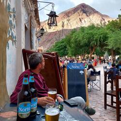 Den Tag auf der Plaza bei einem kühlen Bier und mit Blick auf die farbigen Berge ausklingen lassen👌