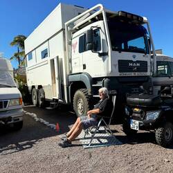 Jörg sitzt ganz stolz vor dem in der Sonne blinkenden Phoenix