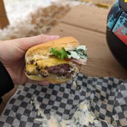 Burger beim Restaurant an der Piste