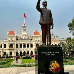 Das Rathaus uns die Statue Ho Chi Minhs