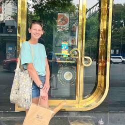 Wir finden viele Bäckereien und nehmen uns eine Baguettestange mit