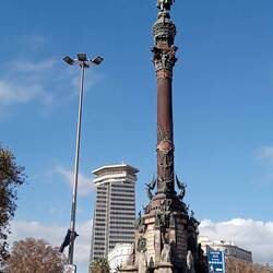 Die Kolumbussäule zu Ehren des Erneut-Entdeckers Amerikas - und wo ist das Ei des Kolumbus?