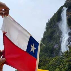 Mit der chilenischen Flagge
