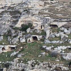 Hier sieht man die Höhlenwohnungen bevor sie von außen zugebaut werden.