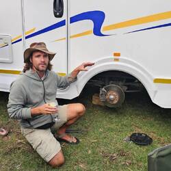 Unser Reiseleiter Martin erklärt uns den Reifenwechsel