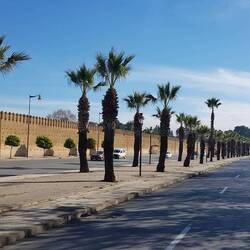 sehr lange Mauern um den Königspalast