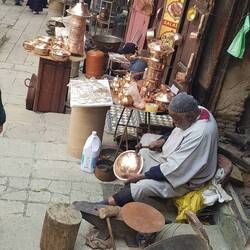 Der "Dengelmeister" bei der Arbeit