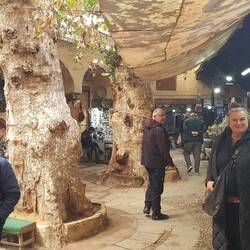 einer der ganz wenigen, sehr kleinen Plätze, im Hintergrund Ali in grüner Steppjacke