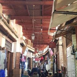 In der Gasse der Brillen und Optiker...rechts einer der blauen Transportwagen