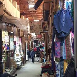 viele der Gassen mit durchbrochenen Holzdecken, viele sind auch überbaut