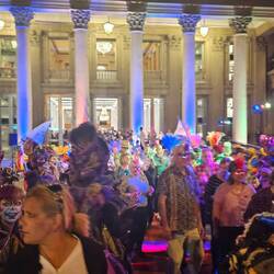 Vor dem Theater Solis