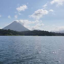 Hier nochmal der Vulkan aus anderer Perspektive von der Bootsfahrt nach Monteverde