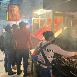 Cecina (Schwein), Tasajo (Rind), Chorizo vom Schwein wird direkt im Feuer gegrillt