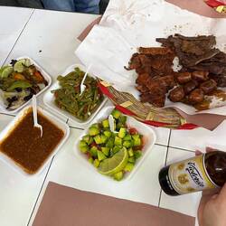 und dann sucht man sich sein Gemüse und die Soße aus und rollt es in Tortillafladen