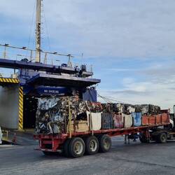 LKW mit Metallschrott wird verladen