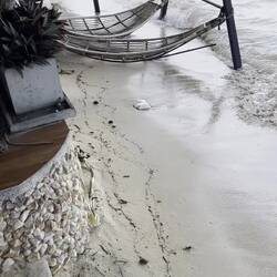 Neumond bringt die Flut bis an die Strandbar