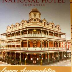 Hier sitzen wir in der Rooftop Bar