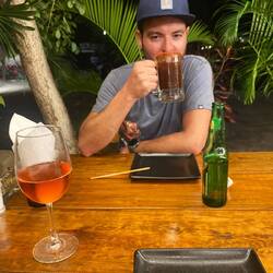 Philipp trinkt das mexikanische Ojo Rojo 😁