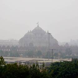 Akshardham Tempel leider nur im Nebel und aus der Ferne.