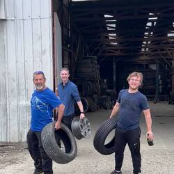 Bei der Gomeria mit altem und neuem Reifen