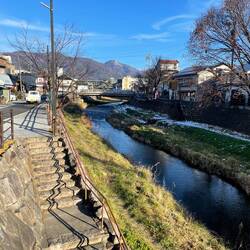 Spaziergang entlang Matsumotos Fluss