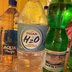 unsere Mineralflaschensammlung in der Kabine 👍