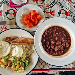 Ein typisches Gericht (regulär mit Gehacktem und Wurst oder Schweinebauch).