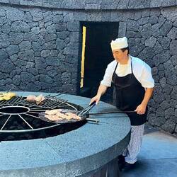 mit Hitze vom Erdinneren betriebener Grill