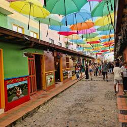 Das Dorf ist voller Leute...