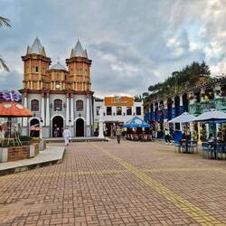 ... , die Nathalie wie durch Zauber aus den Bildern fernhält.