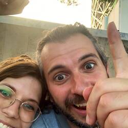 Warten vorm Museum. Die Mayagötter waren uns gewogen und haben Carolas Handy zu uns zurückgebracht