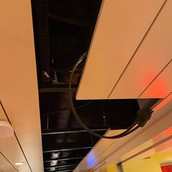 die Deckenverkleidung wird abmontiert