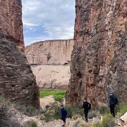 Am Weg in den Canyon und gegebüber sieht man genau die Höhle (rechts)