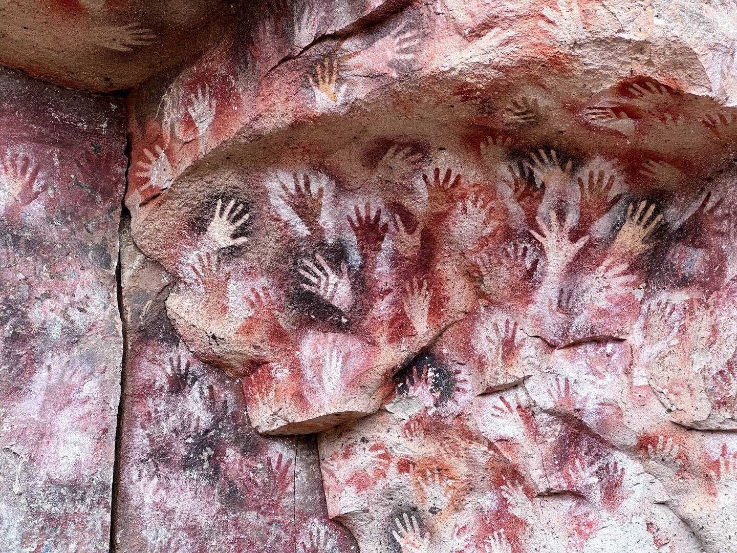 Hier: wunderschöne "Negativ-Darstellungen" von Händen im Alter von bis zu 9300 Jahren