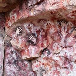 Hier: wunderschöne "Negativ-Darstellungen" von Händen im Alter von bis zu 9300 Jahren