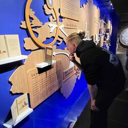 Urknall und Evolution. Momentan ist er beim Studieren eines Witzes auf Spanisch. Er scheiterte!