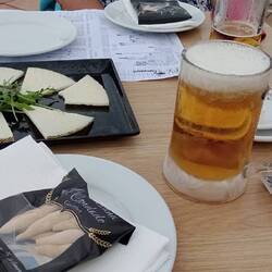 Belohnung nach einer Radtour, Bier mit Eis und Schafskäse.