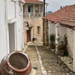 der Fußweg ins Dorf