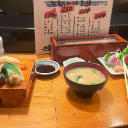 Abens lecker Sushi in Matsumoto in kleinem Famillienrestaurant