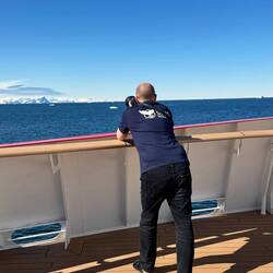 Elling kommt aus Tromsø und beobachtet im T-shirt