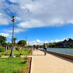 Im riesigen San Martin Park ist viel los. Die Menschen geniessen die Sonne und treiben Sport ☀️🚲
